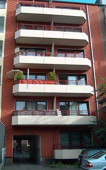 Außenfassade mit Balkonen eines unserer Mietobjekte in Düsseldorf-Unterbilk