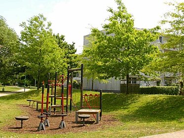 Grünanlage mit Spielplatz eines unserer Mietobjekte in Duisburg-Meiderich