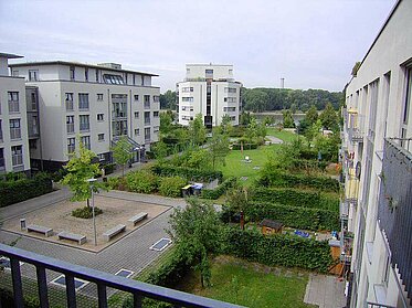 Balkonansicht auf Terrassen und Gemeinschaftsanlagen einem unserer Wohnungsbestände in Köln-Mülheim