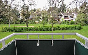 Balkonaussicht auf Grünanlage vor einem unserer Mietobjekte in Köln-Höhenhaus