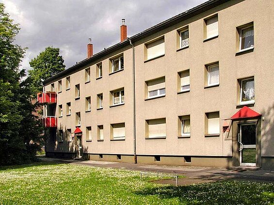 Außenfassade mit Hauseingang eines unserer Mietobjekte in Duisburg-Huckingen