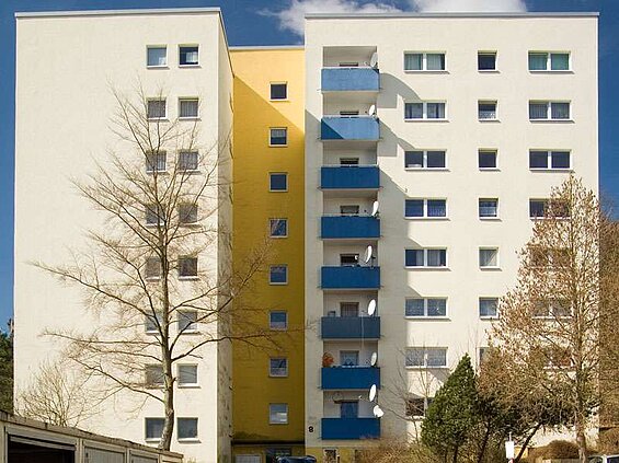 Fensterfassade mit bunten Balkonen eines unserer Mietobjekte in Neunkirchen-Salchendorf