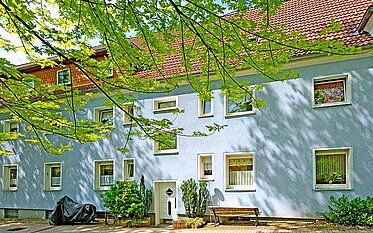 Außenfassade mit Hauseingang eines unserer Mietobjekte in Gelsenkirchen-Buer