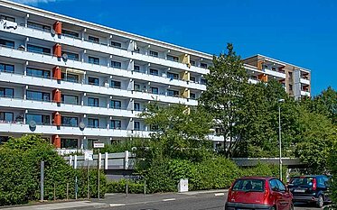 Straßenansicht der Balkonfassade eines unserer Mietobjekte in Leverkusen-Steinbüchel