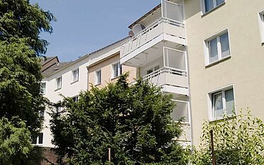 Bäume vor Balkonen eines unserer Mietobjekte in Wuppertal-Elberfeld