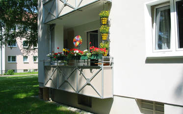 Mit Blumen geschmückter Balkon eines unserer Mietobjekte in Kamen-Methler