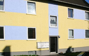 Bunte Außenfassade mit Briefkästen unserer Mietobjekte in Bielefeld-Schildesche