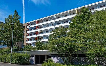 Außenanlage mit Bäumen vor einem unserer Mietobjekte in Leverkusen-Steinbüchel