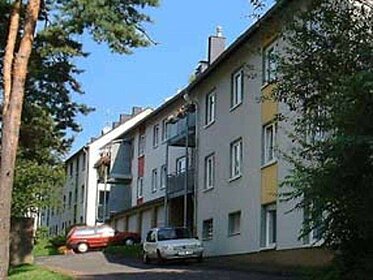 Fensterfassade und Garagen eines unserer Mietobjekte in Siegen