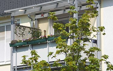 Balkon mit Blumen an einem unserer Mietobjekte in Bonn-Endenich